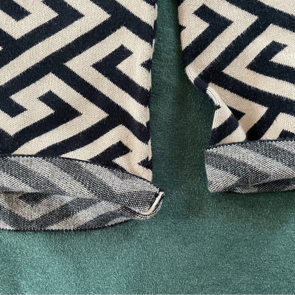 Geometric Patterned Sweater - Picture 5 of 11